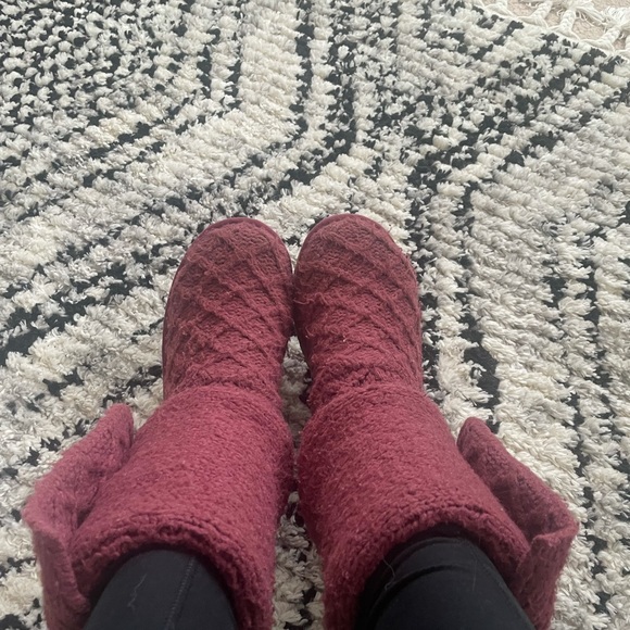 Ugg Cardy knitted maroon Ugg boots😊 in very good condition🙏🏼 - Picture 2 of 4